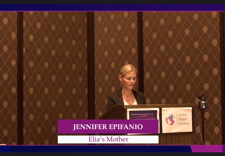 La parente Jennifer Epifanio sale su un palco e tiene un discorso.