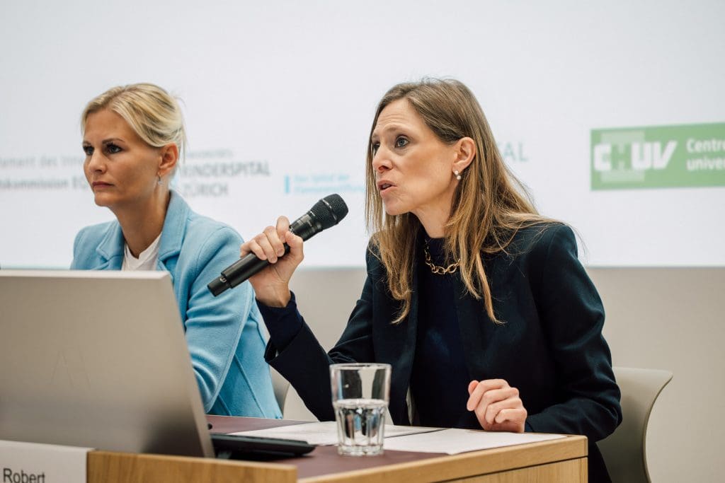 An der Medienkonferenz des Swiss Sepsis Program sprechen zwei Betroffene über ihre persönlichen Erfahrungen mit Sepsis