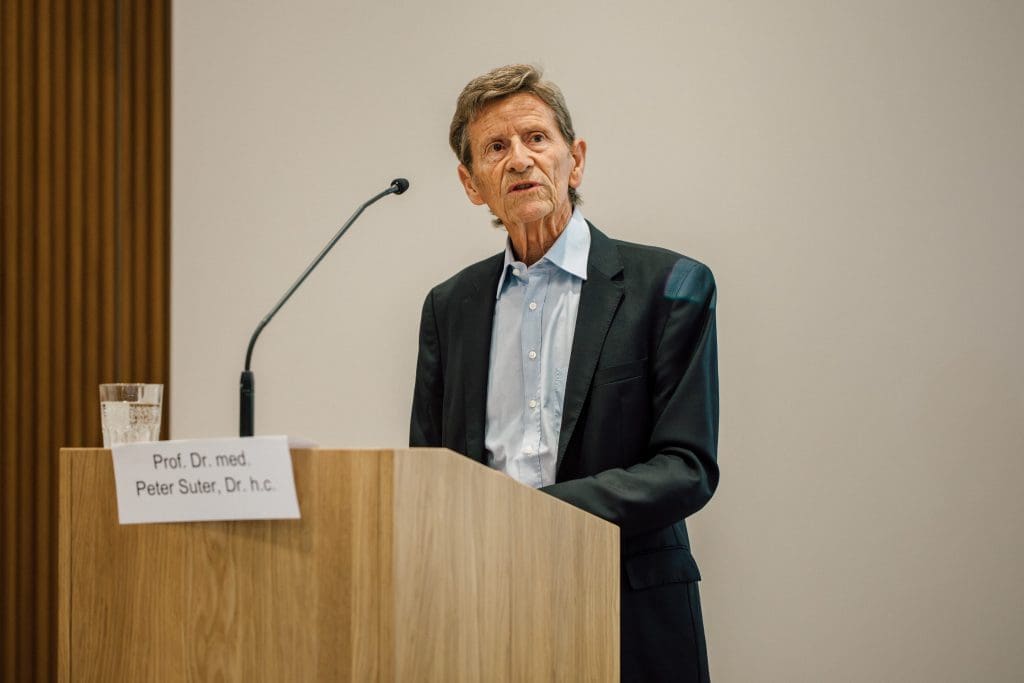 Peter Suter führt durch die Medienkonferenz des Swiss Sepsis Programs.
