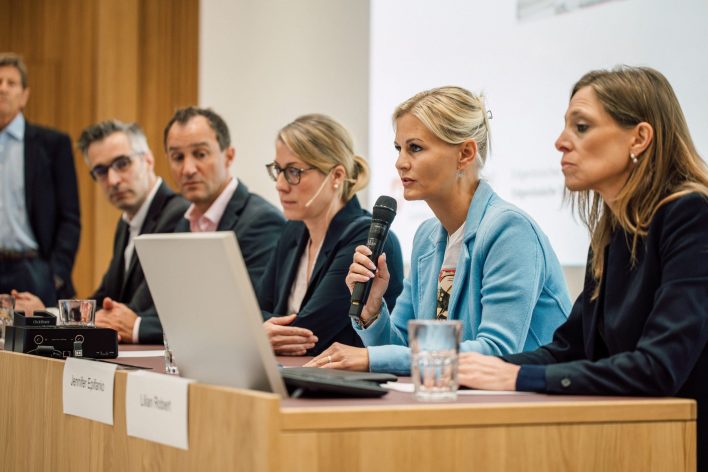 Lors de la conférence de presse du Swiss Sepsis Program, les cinq intervenants sont assis côte à côte et évoquent les résultats de la recherche ainsi que leurs expériences personnelles.