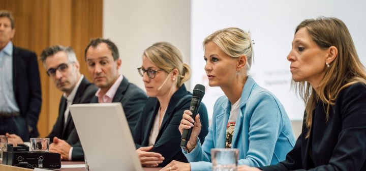 An der Medienkonferenz des Swiss Sepsis Program sitzen die fünf Referentinnen und Referenten nebeneinander und sprechen über Forschungsergebnisse sowie persönliche Erlebnisse.