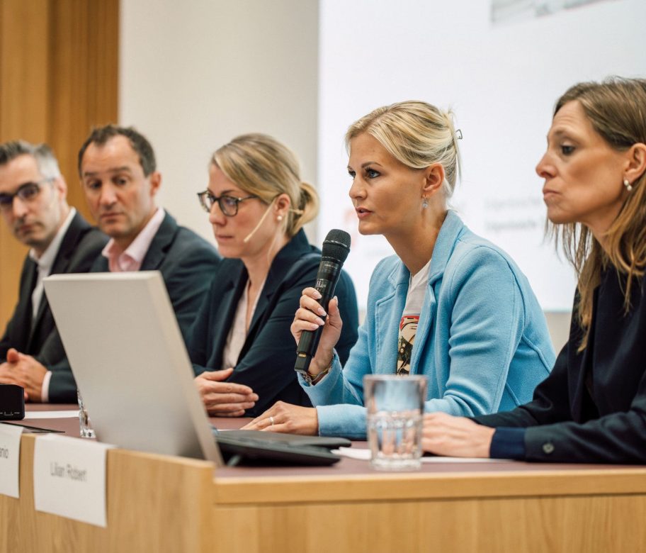 Lors de la conférence de presse du Swiss Sepsis Program, les cinq intervenants sont assis côte à côte et parlent des résultats de la recherche ainsi que de leurs expériences personnelles.