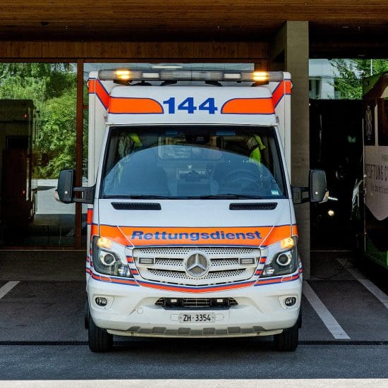 Un'ambulanza è parcheggiata davanti all'ingresso di un ospedale.