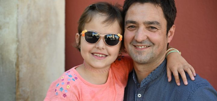 Ujkan Ahmetaj mit seiner Tochter, die eine Sepsis überlebt hat.