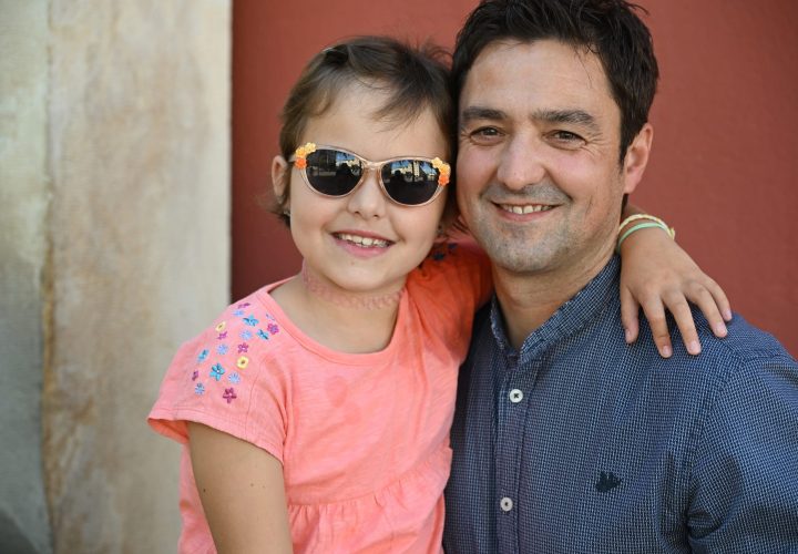 Ritratto di Ujkan Ahmetaj e di sua figlia, sopravvissuta alla setticemia