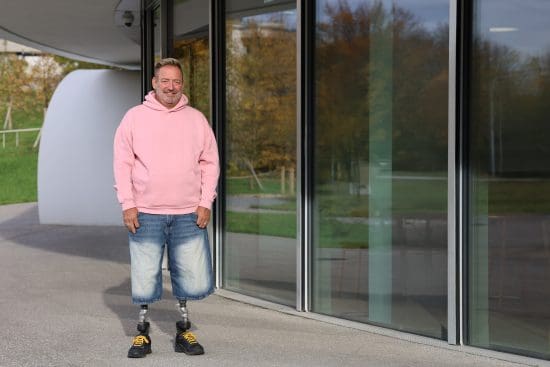 Roger van Klaveren è impegnato nella sensibilizzazione alla sepsi dopo essere sopravvissuto a una sepsi che gli è costata entrambi gli arti inferiori e parti di alcune dita.