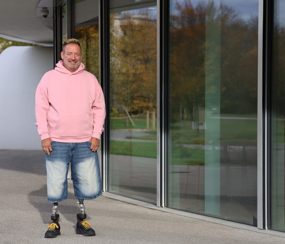 Roger van Klaveren è impegnato nella sensibilizzazione alla sepsi dopo essere sopravvissuto a una sepsi che gli è costata entrambi gli arti inferiori e parti di alcune dita.