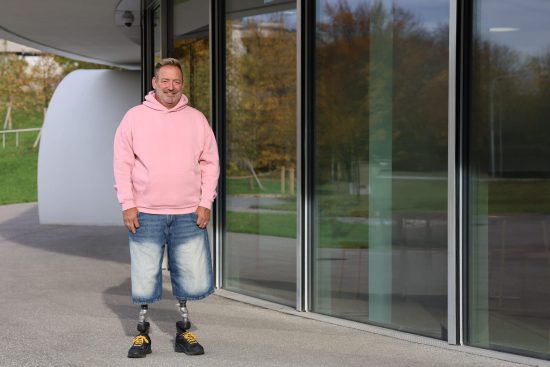 Roger van Klaveren engagiert sich für die Sepsis-Aufklärung, nachdem er eine Sepsis überlebt hat, die ihn beide Unterschenkel und Teile mehrerer Finger kostete.