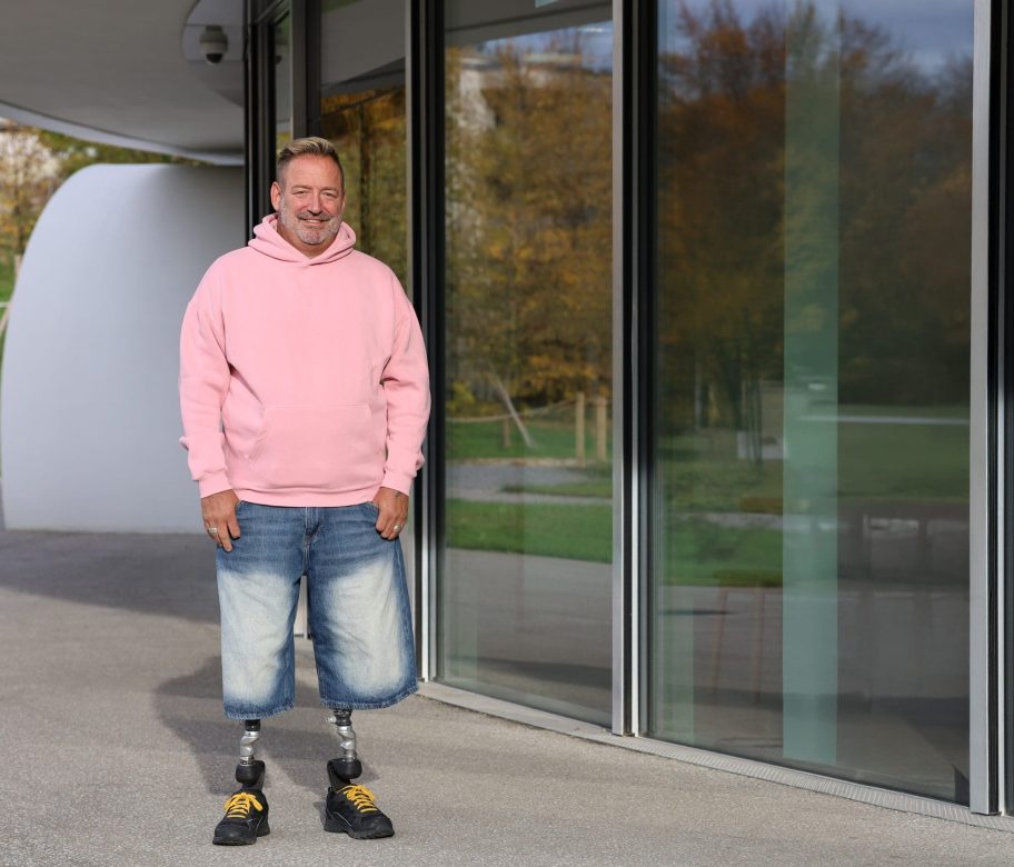 Roger van Klaveren engagiert sich für die Sepsis-Aufklärung, nachdem er eine Sepsis überlebt hat, die ihn beide Unterschenkel und Teile mehrerer Finger kostete.