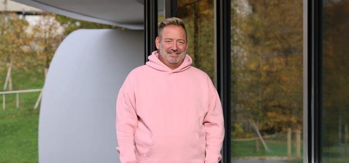 Roger van Klaveren engagiert sich für die Sepsis-Aufklärung, nachdem er eine Sepsis überlebt hat, die ihn beide Unterschenkel und Teile mehrerer Finger kostete.