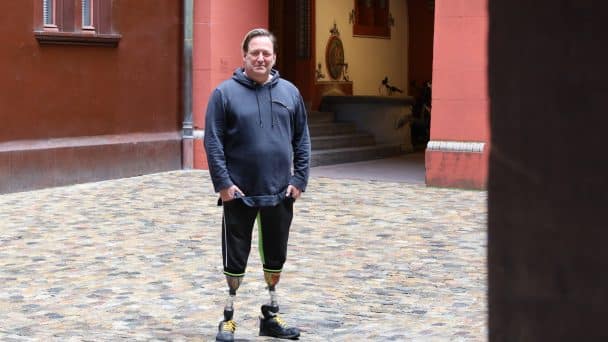 Roger van Klaveren kurz vor Start seines WALKS For SEPSIS Prävention auf dem Marktplatz in Basel.