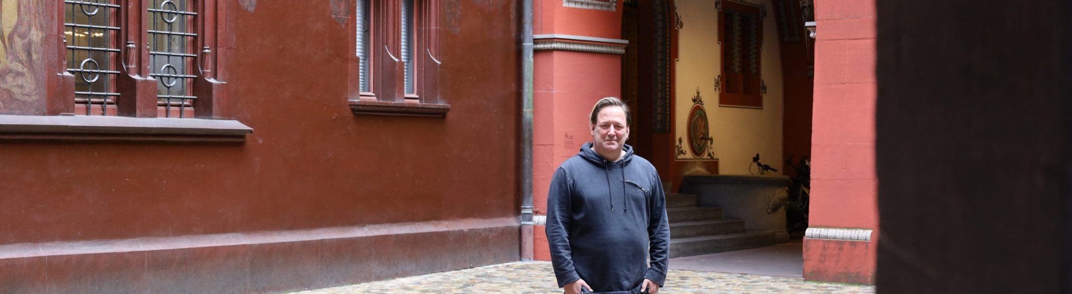 Roger van Klaveren nella piazza del mercato di Basilea