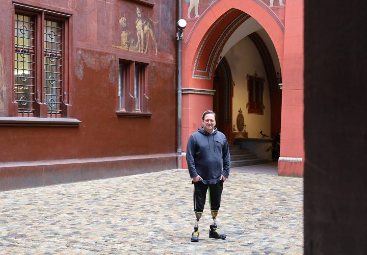 Roger van Klaveren nella piazza del mercato di Basilea