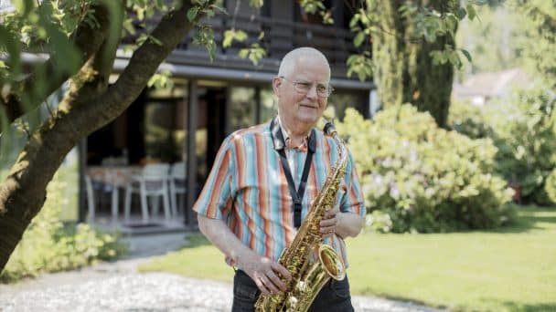 Der Sepsis-Betroffene Georg Sigrist spielt Saxofon. Die Musik gibt ihm Kraft bei der Genesung