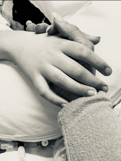Estefanía Zardon hält die Hand ihres Sohnes Andres Zardon